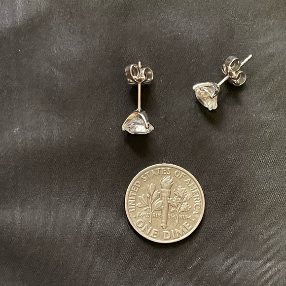 Silver zirconia stud earrings - Picture 3 of 3